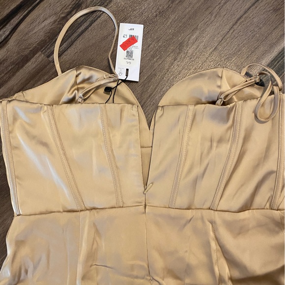 Gold corset dress 👗 - Picture 2 of 3